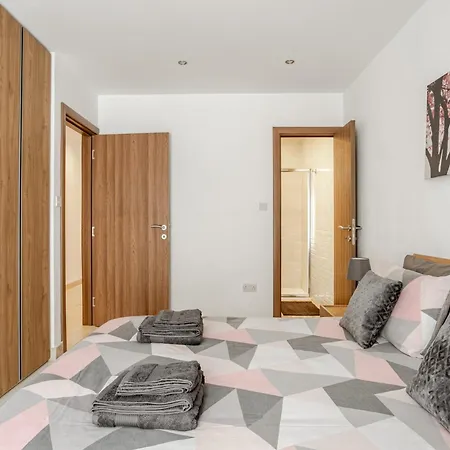 Modern 3-bedroom In Near Promenade And Ferries Apartment *