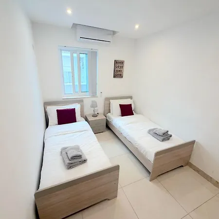 Modern 3-bedroom In Near Promenade And Ferries Apartment *