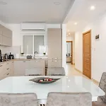 Modern 3-bedroom In Near Promenade And Ferries Апартаменты