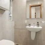 Апартаменты Modern 3-bedroom In Near Promenade And Ferries *