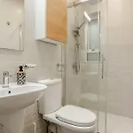 Апартаменты Modern 3-bedroom In Near Promenade And Ferries