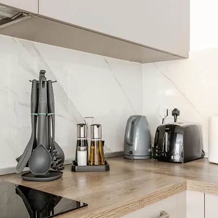 Modern Direct Access To Beaches Apartment