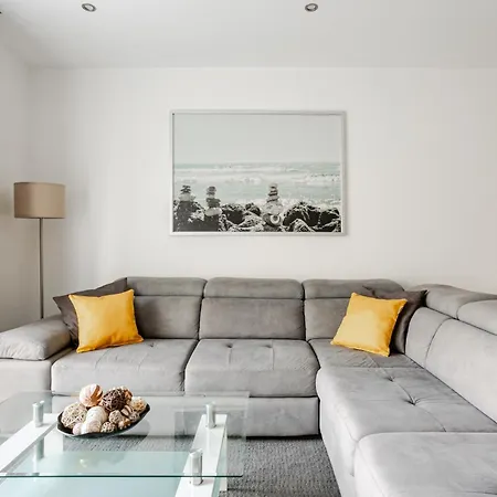 Modern Direct Access To Beaches Apartment *