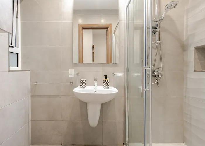 Modern 3-bedroom In Near Promenade And Ferries Lägenhet *